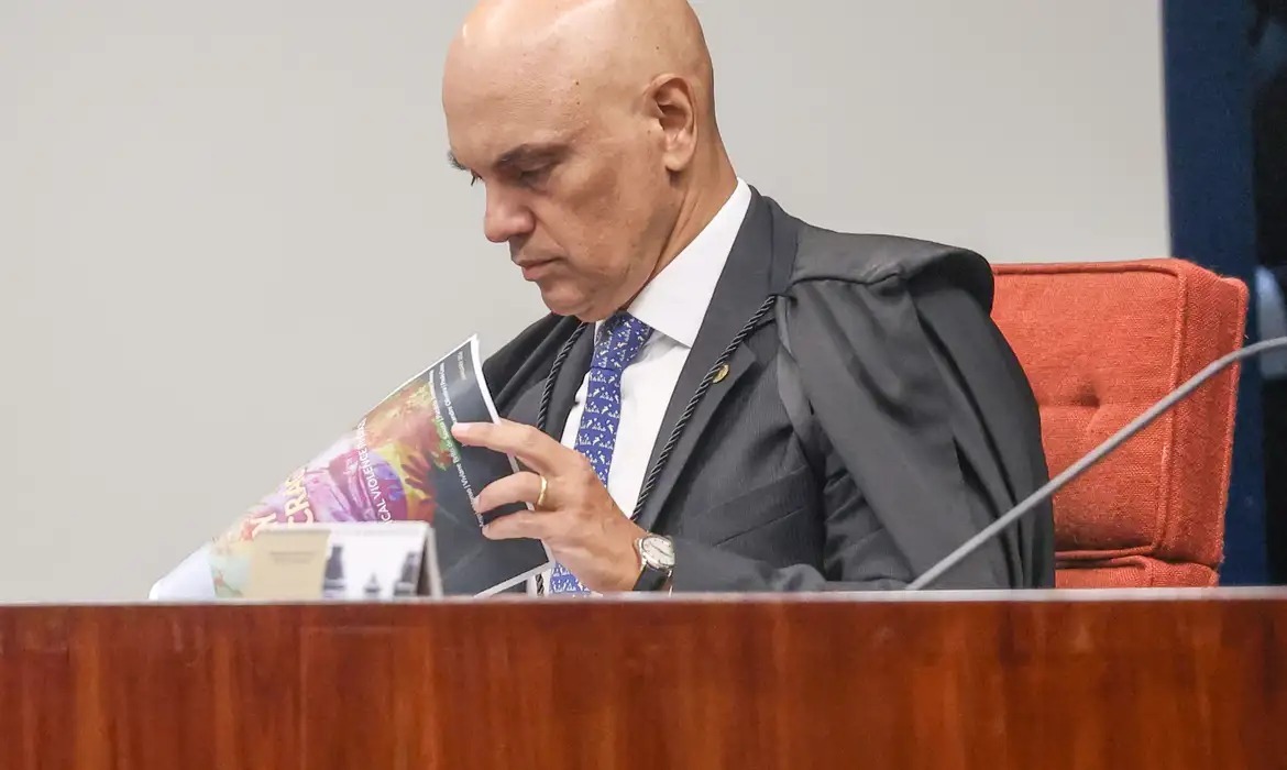 Moraes cobra explicações de Bolsonaro após arma ser apreendida em blitz