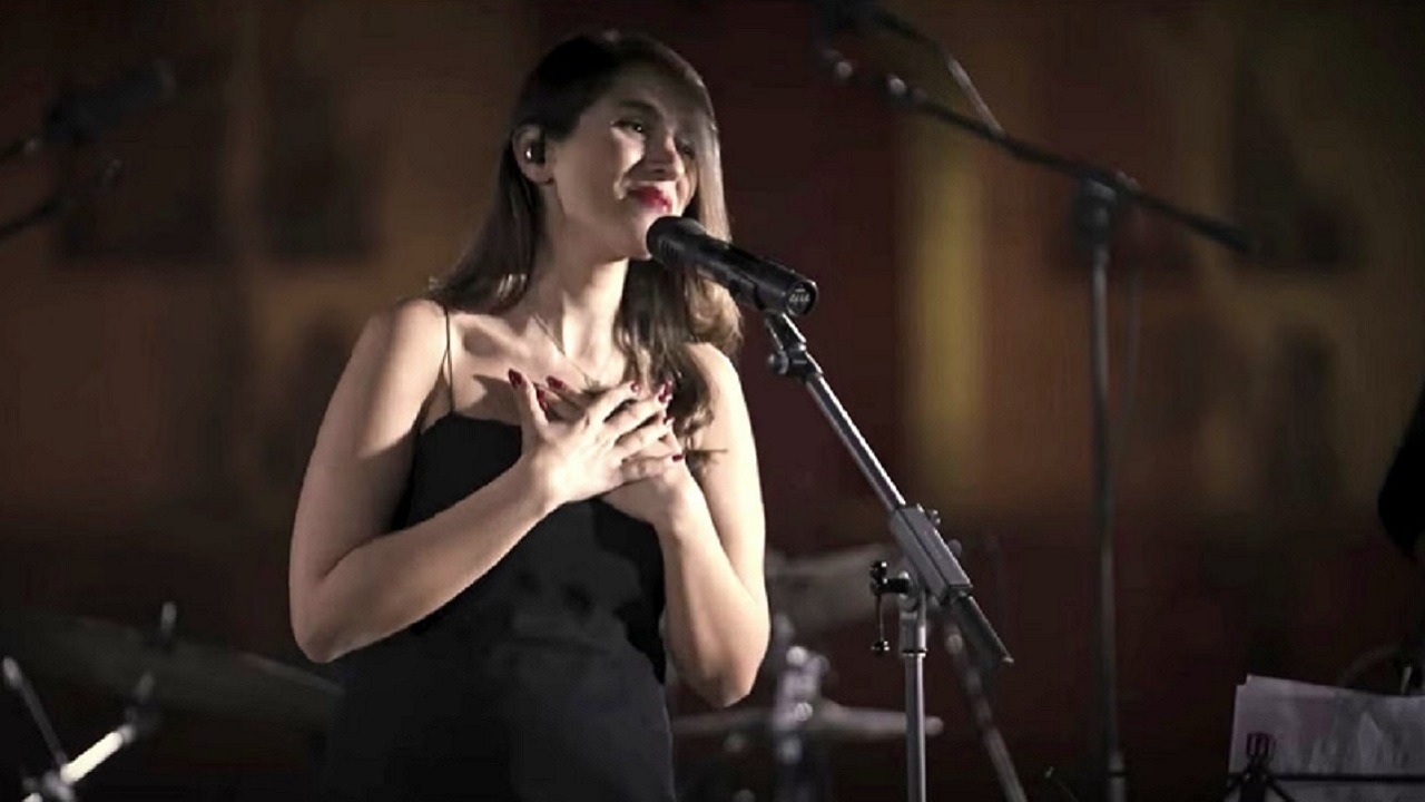 Cantora do Irã é condenada a 74 chibatadas por cantar sem véu islâmico em live