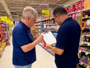 #paratodosverem – Equipe do Procon Manaus realiza pesquisa de valores de itens da cesta básica em supermercado de Manaus