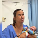 VÍDEO: Mulher vai ao hospital com dor nos rins e sai com bebê nos braços; entenda