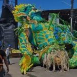 VÍDEO: Módulo alegórico do Caprichoso cai durante translado para o Bumbódromo de Parintins