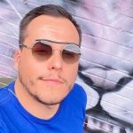 Ator é encontrado morto em motel após entrar com dois homens