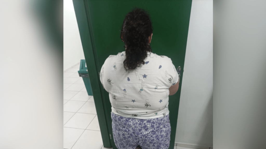 Mulher de 37 anos presa após fingir ser adolescente e viver com família em Joinville