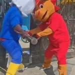 VÍDEO: Policiais se fantasiam de mascote da Copa para prender traficante