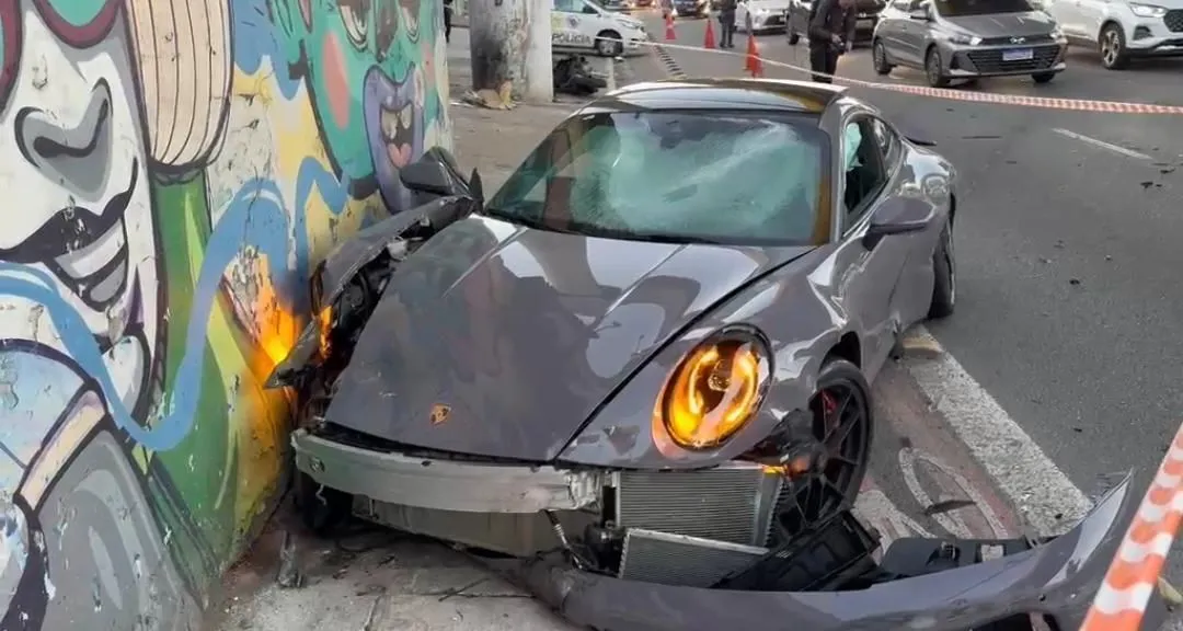 Vídeo mostra momento em que influenciador perde controle de Porsche e atinge outros veículos