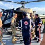 Homem é resgatado de helicóptero após cair de açaizeiro no Amazonas