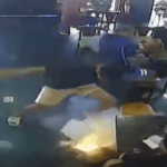 VÍDEO: Criança de 7 anos é atingida por rojão aceso por jovens dentro de restaurante