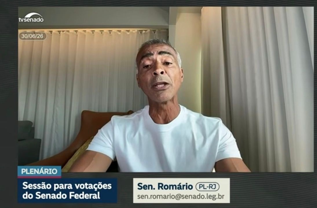 Romário abre mão de salário de senador durante viagem para a Copa do Mundo