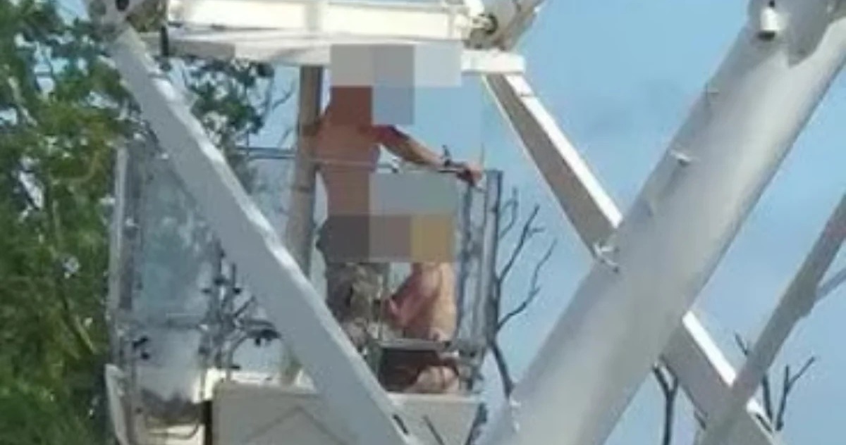 Casal faz sexo em roda-gigante na frente de milhares de pessoas durante festival