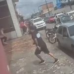 VÍDEO: Briga no trânsito termina com tiros contra carro em frente a escola de Manaus