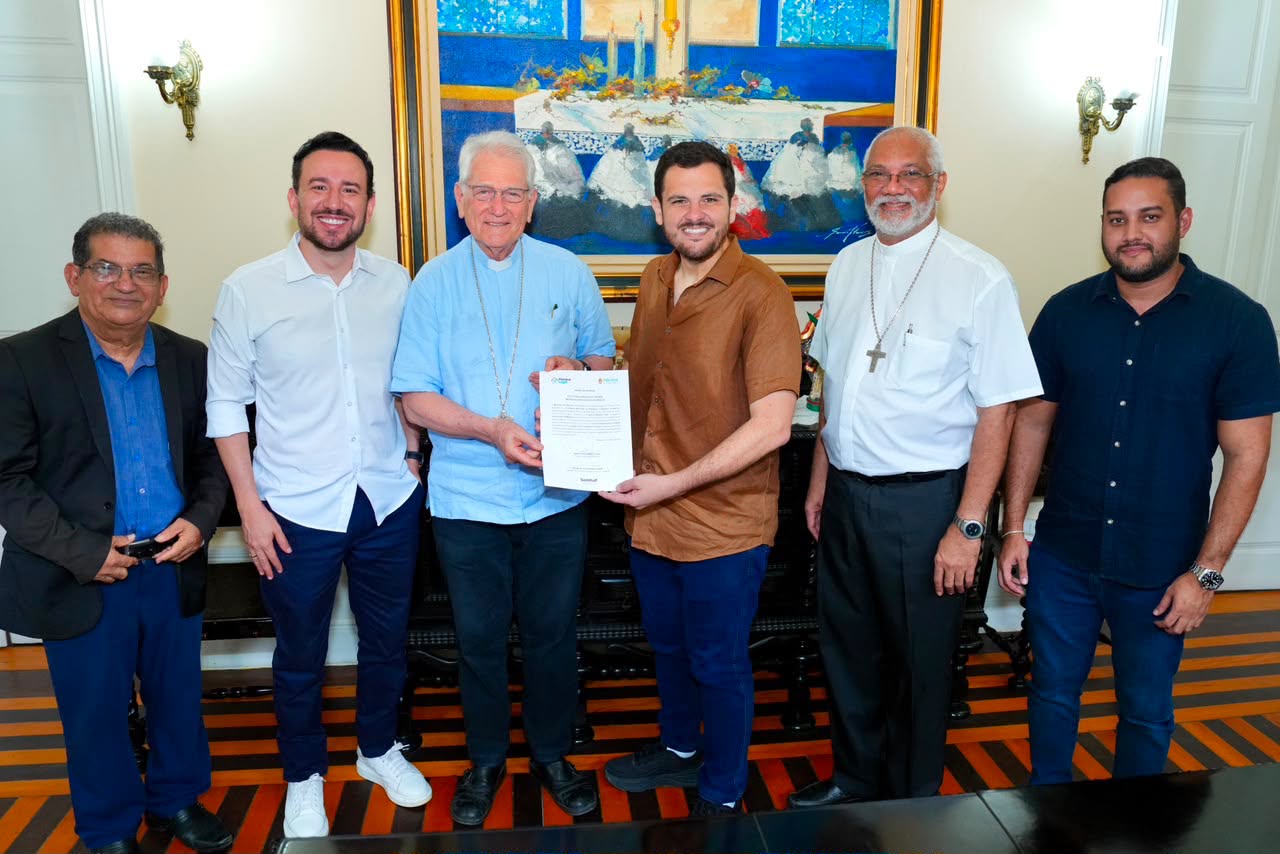 Renato Junior entrega títulos definitivos a 10 imóveis da Igreja Católica em Manaus