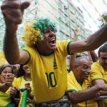 Torcedor acompanha partida da Copa do Mundo e demonstra forte emoção durante o jogo.