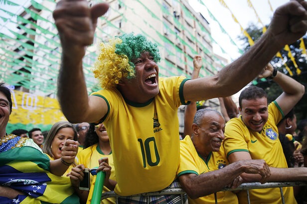 Torcedor acompanha partida da Copa do Mundo e demonstra forte emoção durante o jogo.