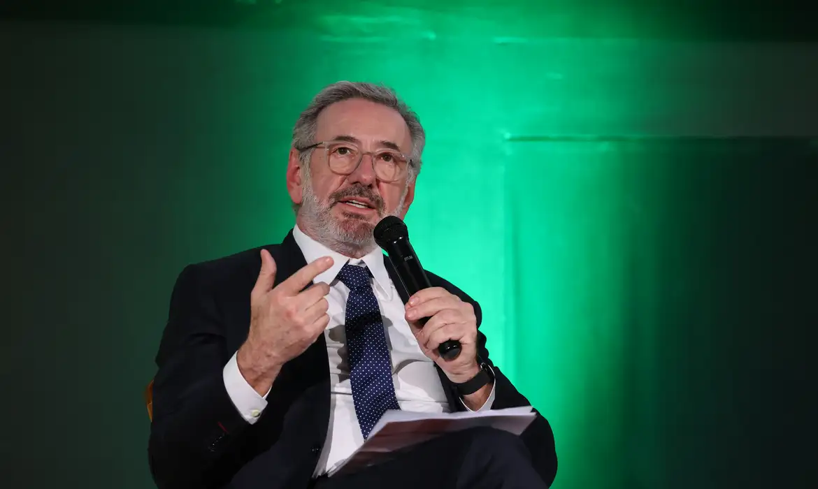 Brasil e EUA intensificam negociação para evitar novas tarifas