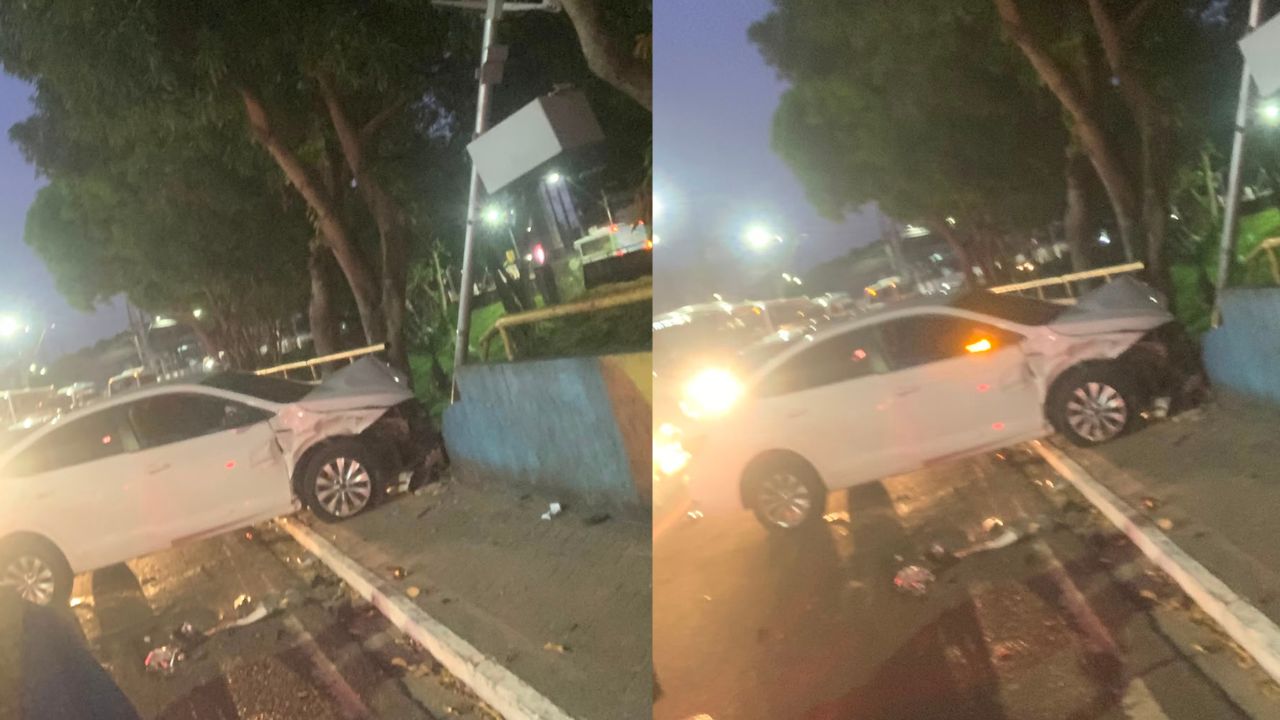 Carro perde o controle após colisão e destrói radar de fiscalização na avenida Brasil, em Manaus