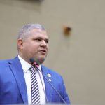 TRE-AM mantém suspensão de cassação e Elan Alencar retorna à CMM