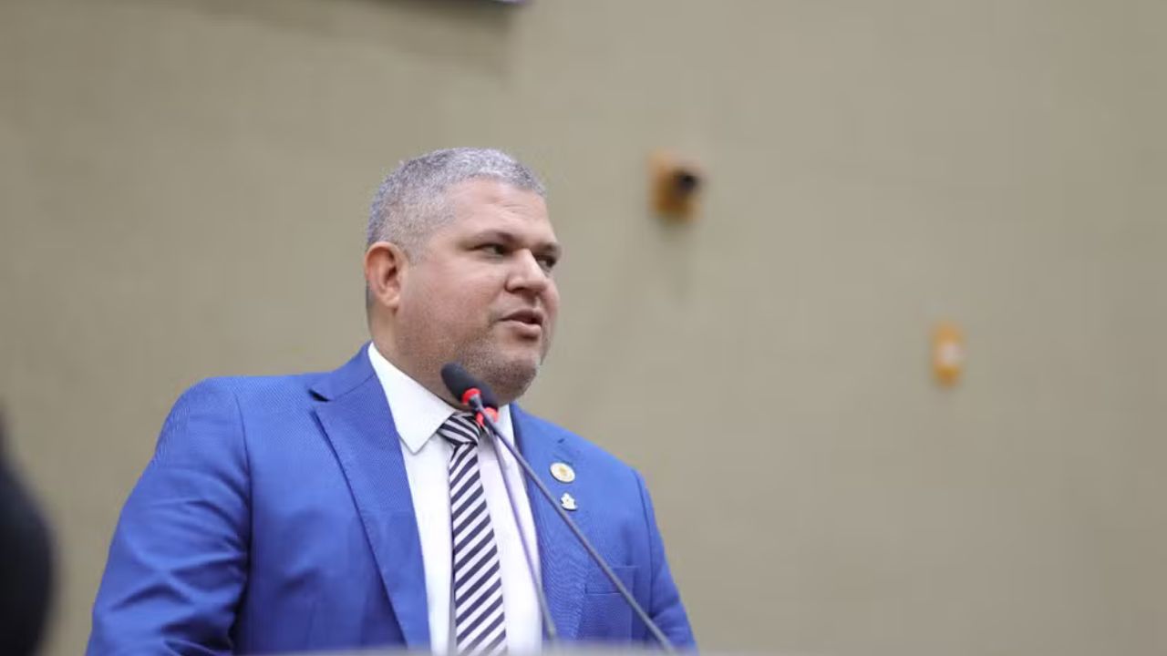 TRE-AM mantém suspensão de cassação e Elan Alencar retorna à CMM