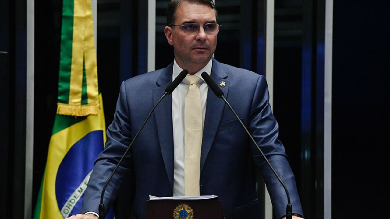 Moraes marca depoimento de Flávio por suposta calúnia contra Lula