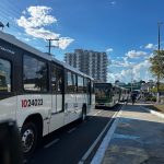Greve continua, mas 40% da frota de ônibus volta a circular em Manaus