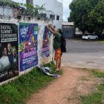 Homem é multado por colar cartazes irregulares em avenida de Manaus