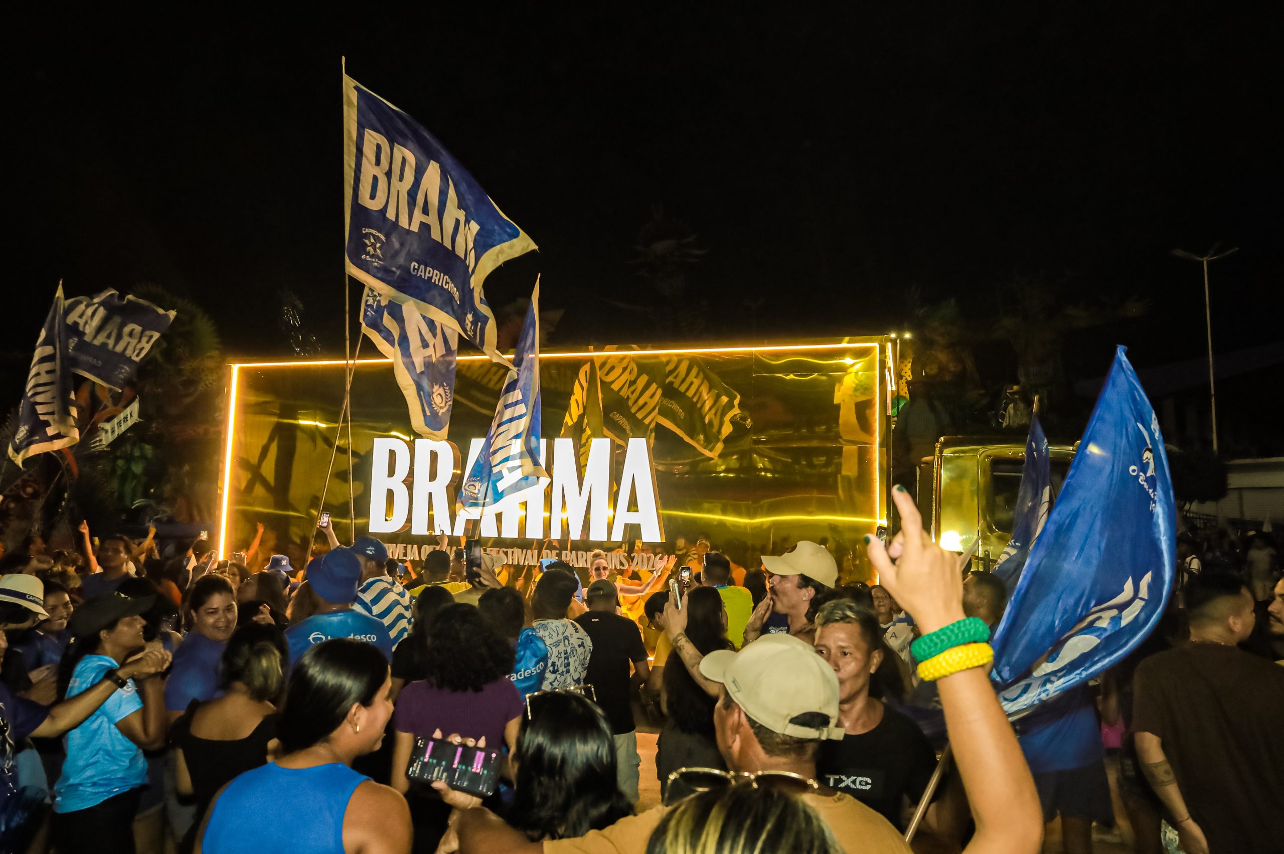 Brahma leva caminhão dourado para celebrar conquista do Caprichoso em Parintins