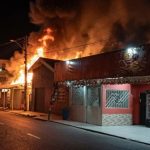 VÍDEO: Casa é destruída por incêndio próximo ao Bumbódromo de Parintins