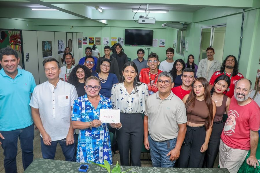 Mayra Dias entrega equipamentos ao LABFEST da UEA em Parintins