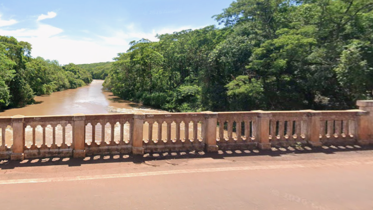 Mulher é espancada e jogada de ponte após ser tirada à força de boate 