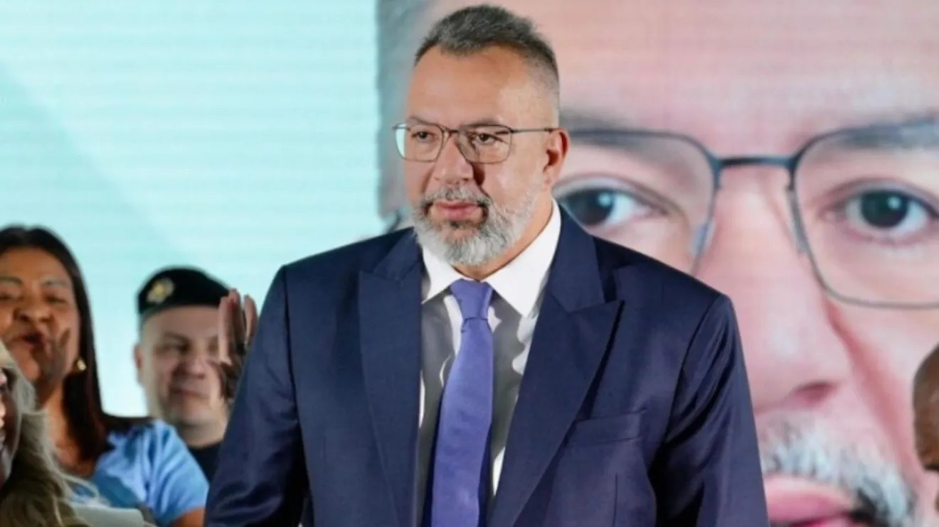 Ex-prefeito de Belford Roxo é preso por porte ilegal de fuzil no Rio