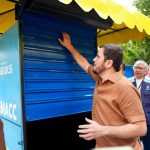 Renato Junior entrega primeiras bancas padronizadas para camelôs no Centro de Manaus