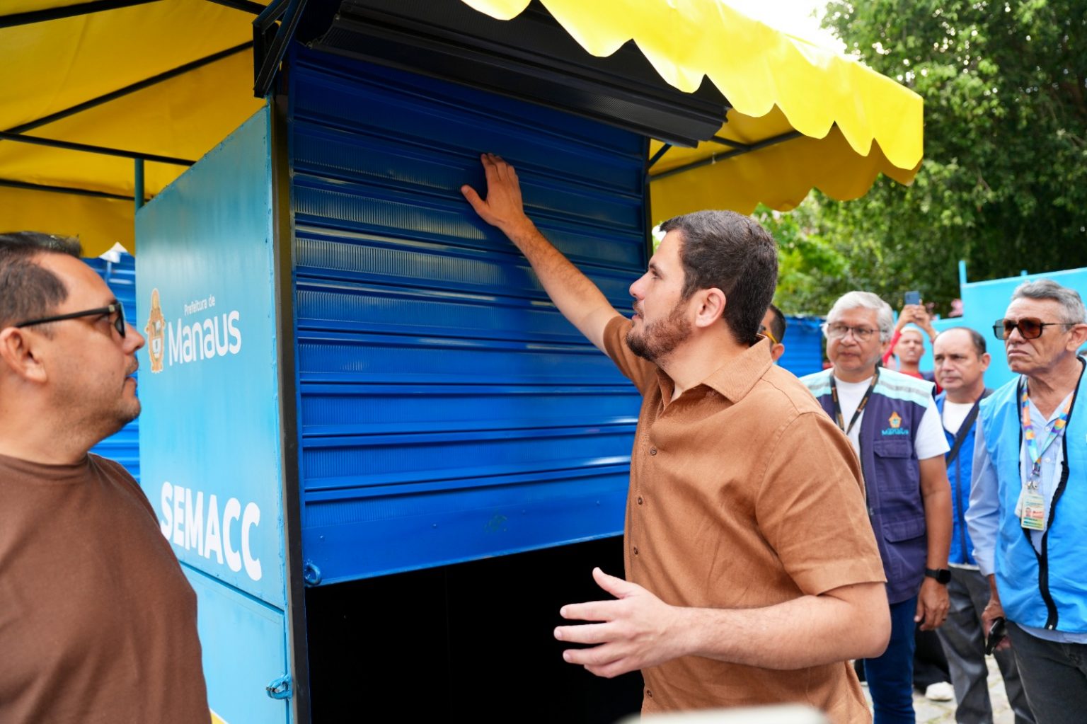 Renato Junior entrega primeiras bancas padronizadas para camelôs no Centro de Manaus