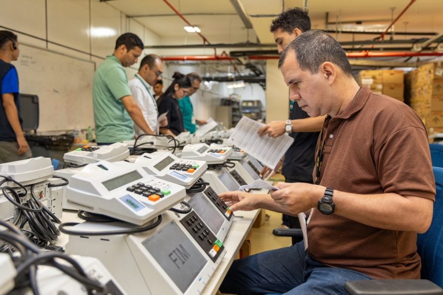 TRE-AM testa 275 urnas eletrônicas para as Eleições 2026