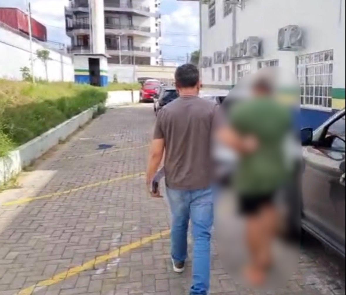 VÍDEO: ‘Avô postiço’ é preso suspeito de estuprar netas e ameaçar matar familiares em Manaus