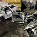 VÍDEOS: Acidente violento entre dois carros e carreta deixa vítimas presas às ferragens em Manaus