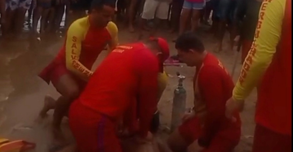 Jovem de 19 anos ficou 15 minutos submerso antes de morrer afogado na Ponta Negra