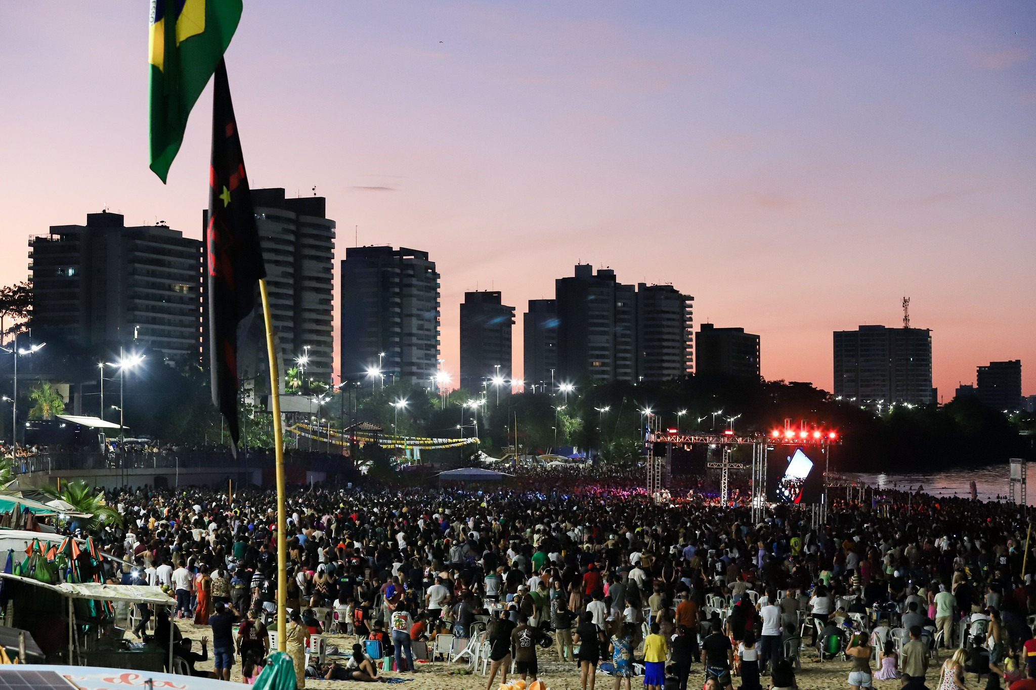 Ponta Negra recebe milhares de fiéis na 2ª edição do Amanhecer Manaus