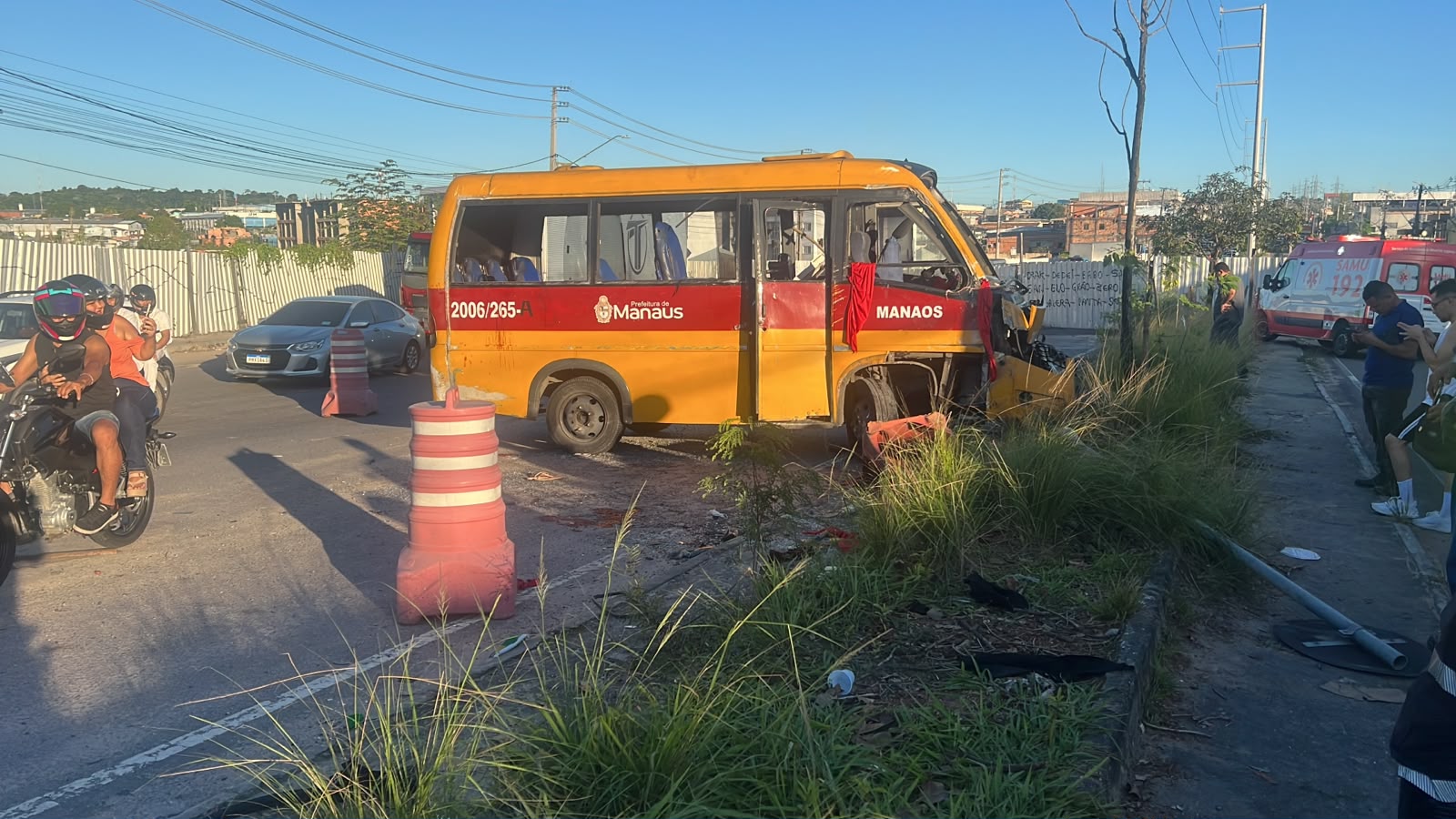 VÍDEO: “Amarelinho” capota e deixa cinco feridos na Zona Leste de Manaus VÍDEO: “Amarelinho” capota e deixa cinco feridos na Zona Leste de Manaus