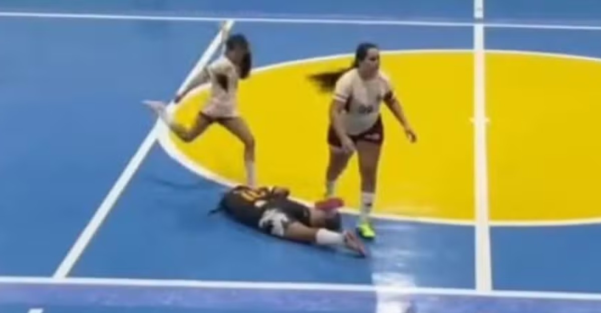 VÍDEO: Jogadora é suspensa por 5 anos após chutar cabeça de adversária em jogo de futsal feminino