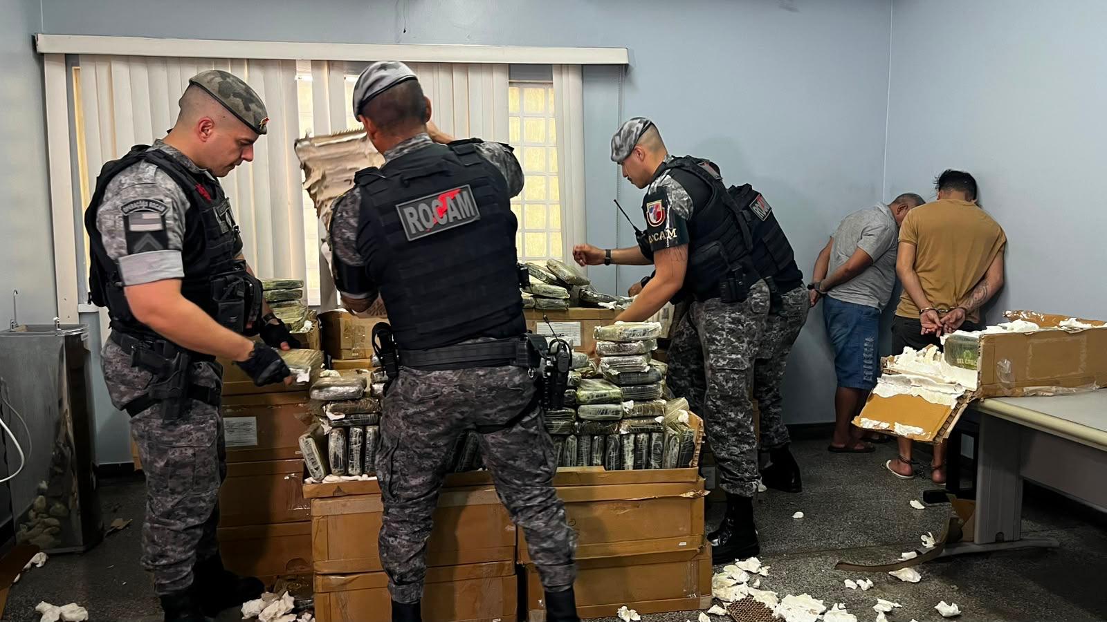 VÍDEOS: Van carregada com quase 1 tonelada de drogas é apreendida na AM-010
