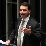 PGR pede que Flávio Bolsonaro seja ouvido em inquérito por calúnia contra Lula