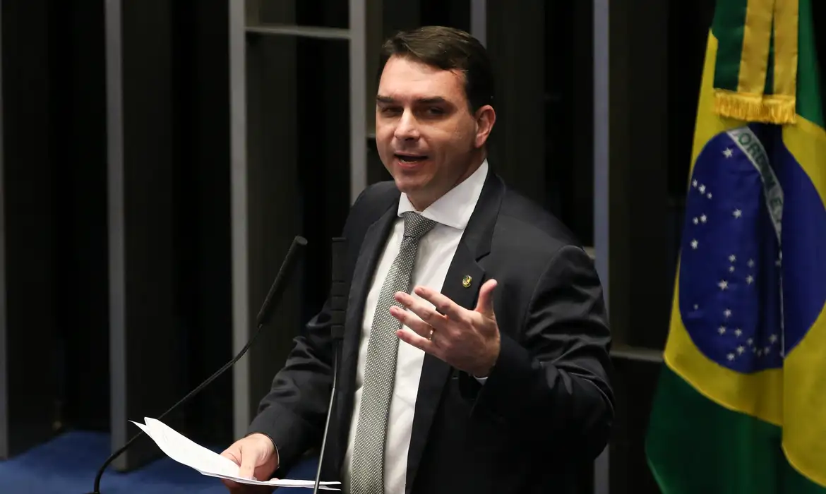 PGR pede que Flávio Bolsonaro seja ouvido em inquérito por calúnia contra Lula