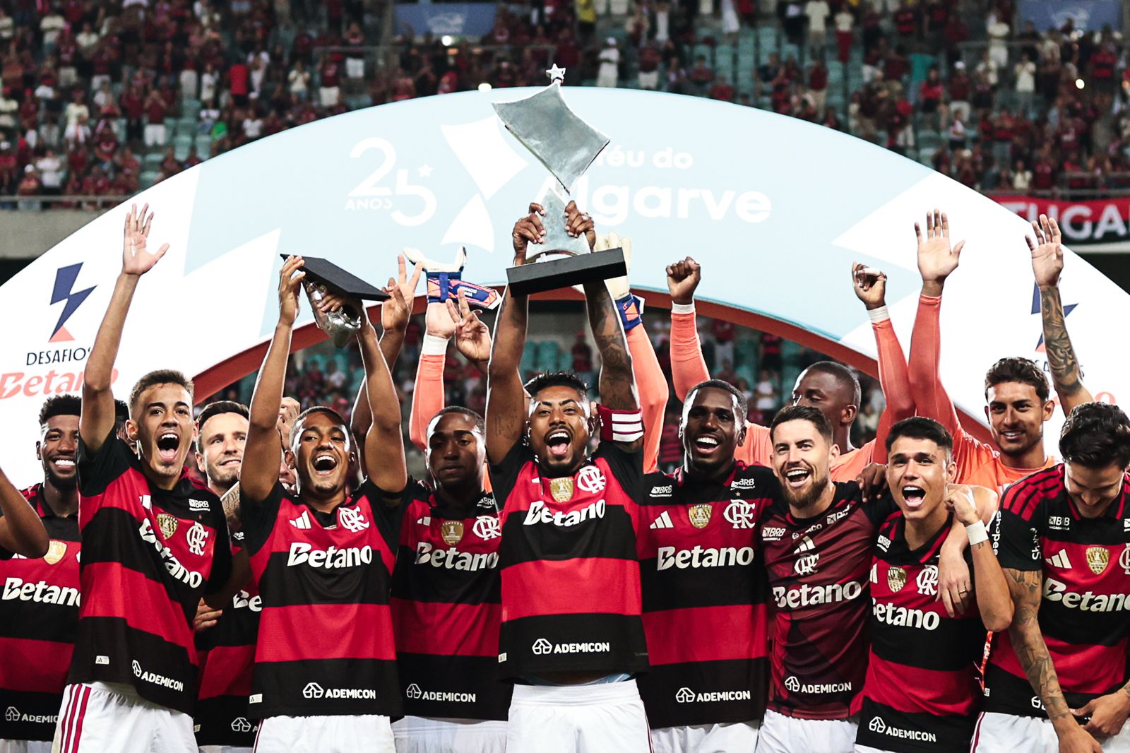Flamengo vence Benfica em Portugal, conquista Troféu Algarve e torcida protesta contra Prestianni