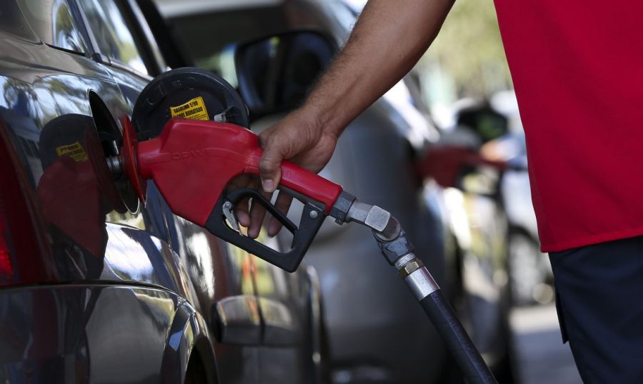 Governo adia decisão sobre aumento de etanol na gasolina