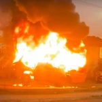 VÍDEO: protesto dos Amarelinhos bloqueia Grande Circular e termina com micro-ônibus incendiado