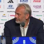 VÍDEO: técnico recebe notícia da morte do pai durante coletiva após eliminação na Copa