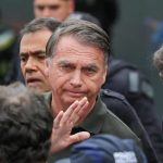 Defesa de Bolsonaro entrega armas à Polícia Federal após decisão de Moraes