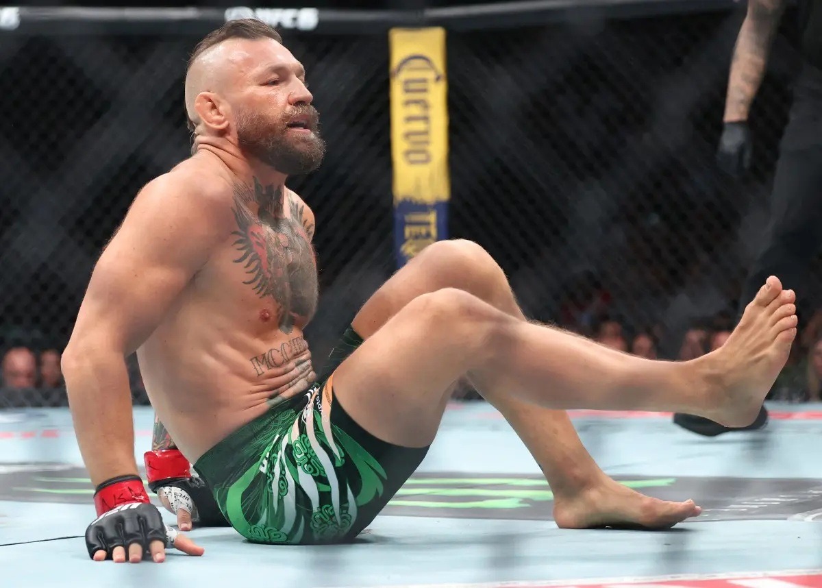 Em apenas 69 segundos, McGregor sofre lesão no retorno ao UFC e perde para Holloway