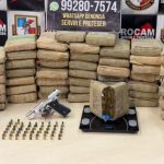 Traficantes abandonam 50 tabletes de skunk e arma ao fugir da Rocam em Manaus