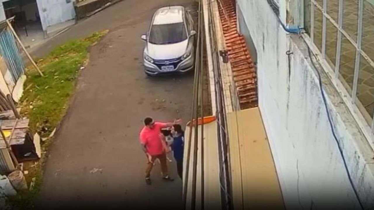 Coronel Rosses exonera assessor que agrediu jovem autista em Manaus; veja vídeo Coronel Rosses exonera assessor que agrediu jovem autista em Manaus; veja vídeo