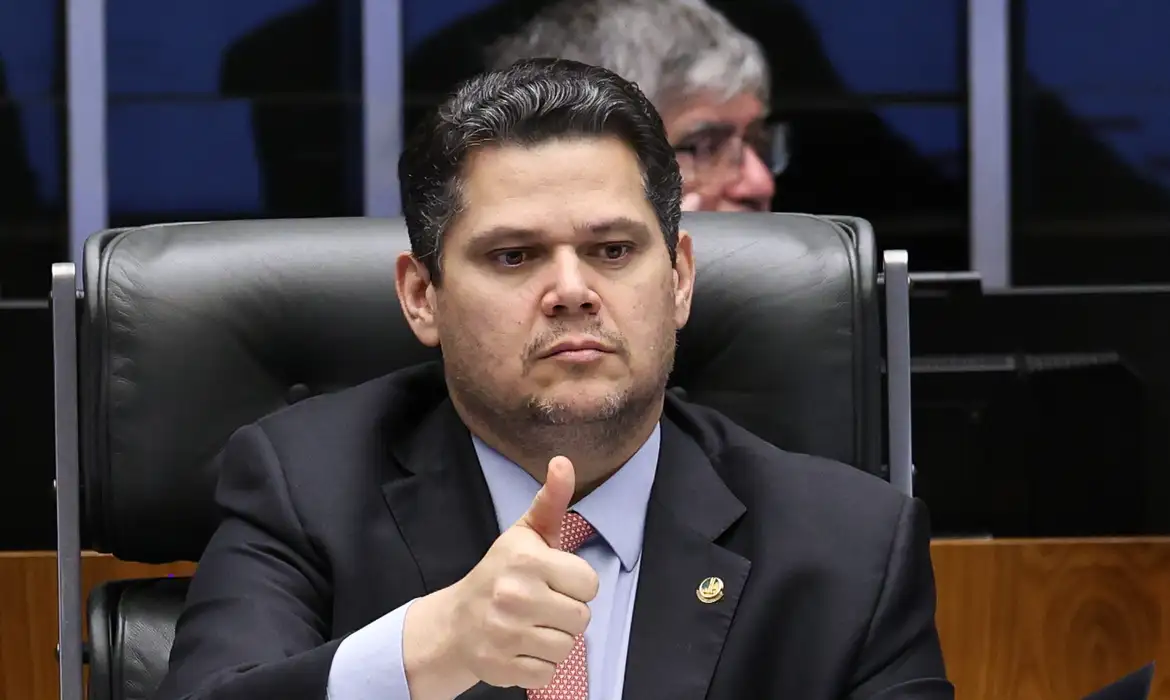 Alcolumbre destrava PEC do fim da 6×1 no Senado após conversas com Lula